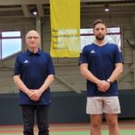 Jörg und Theodor Sauerwein vom TV Weisel stehen bei den Internationalen Deutschen Meisterschaften im Hallensteinstoßen auf dem Siegerpodest