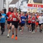 Kultmoderator Arthur Schmidt moderiert den LG Brechen Straßenlauf