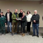 Der gesamte Ortsbeirat überreichte eine „Schatzkiste“ an den Vorstand des TSV Heringen