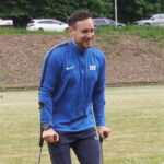 Wieder auf Krücken unterwegs: Marius Zabel – Trainer des SV Wilsenroth