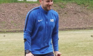 Wieder auf Krücken unterwegs: Marius Zabel – Trainer des SV Wilsenroth