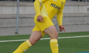 Nachholspiel, Mittwochabend, Flutlicht, Unterzahl – Sieg!